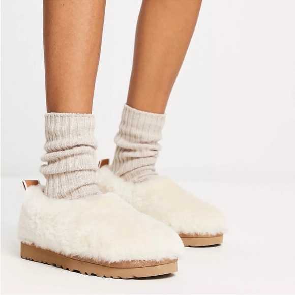 UGG Shoes - NWT UGG Women's Classic Cozy Bootie.